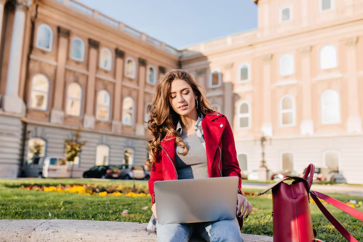 Are You Looking for an Undergraduate Online Marketing Degree in the UK with the Best Career Options before 2030?